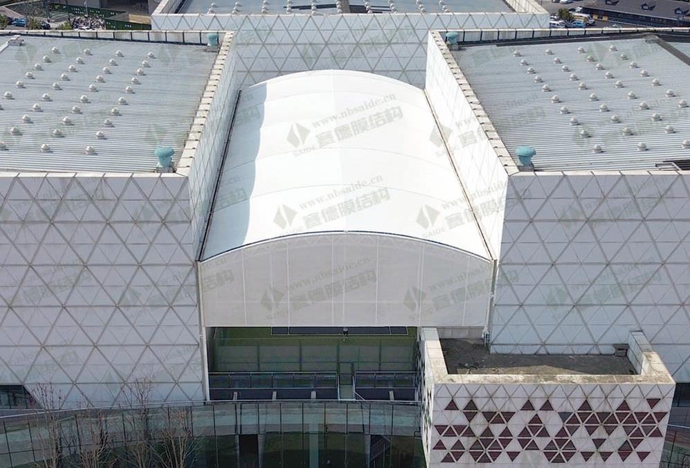 黃龍?bào)w育中心室內(nèi)訓(xùn)練館屋頂網(wǎng)球場(chǎng)